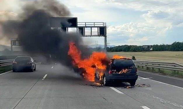 Lángba borult az M0-án egy autó, menet közben gyulladt ki a frissen vett járgány – Videó