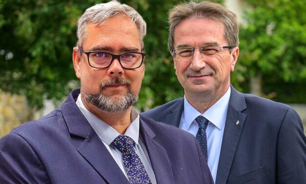 Vesztegetéssel gyanúsítják az óbudai polgármestert, aki előzetesbe kerülhet, közben a korrupcióval vádolt Völner Pál szinte szabadon élhet és jókat röhöghet. FRISS: az ügyészeket ma megfenyegette a köztársasági elnököt megbuktató Vidéki Prókátor