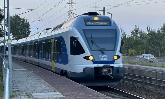 Baj van a MÁV-nál: nem állt meg a piros jelzésnél az egyik szerelvény, leállt a vonatközlekedés Fót és Csomád között
