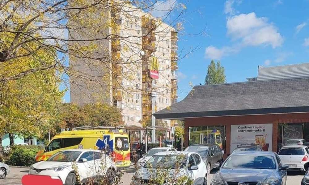 Tragédia a csepeli panelházban: vérbe fagyva találtak rá az idős férfira a tűzoltók