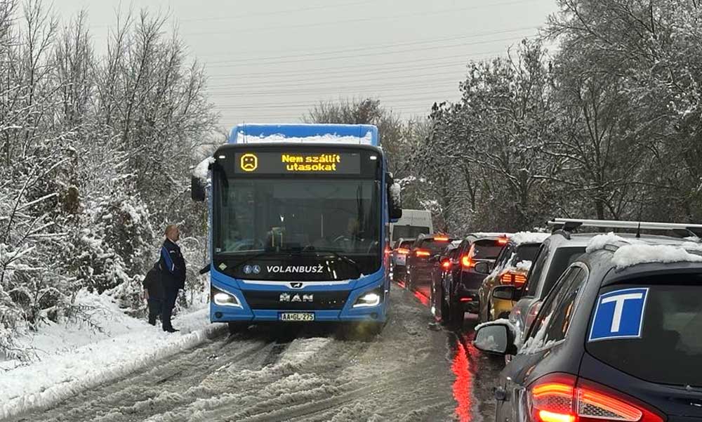 Árokba csúszott egy busz Budakeszinél, mögötte feltorlódott 30 munkába igyekvő busz, hatalmas a torlódás, a rendőrség nincs sehol