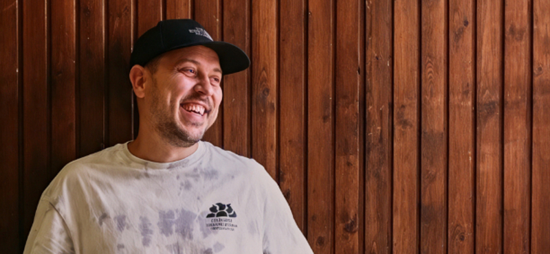 „Mostantól az égen játssza azokat a lemezeket” – meghalt az ismert magyar Dj, miután pár hete sztrókot kapott