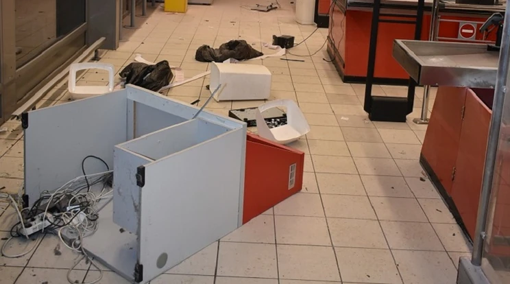 Szétverte az egyik Spar üzletet egy habzó szájú ámokfutó: a vásárlók menekültek a boltból
