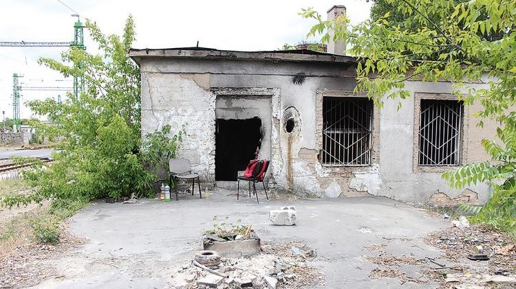 Gyilkosság Józsefvárosban: élete végéig börtönben maradhat a férfi, aki napokig együtt élt halott áldozatával, majd a késszúrásokat patkányharapásnak hazudta