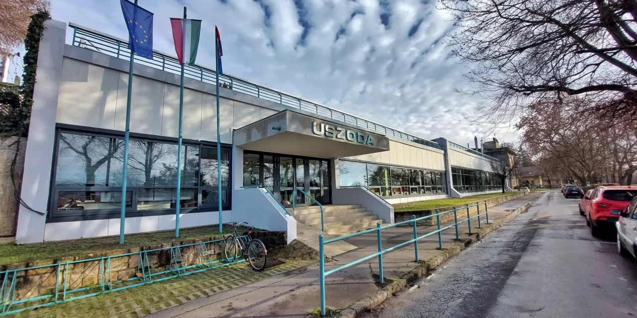 Kiderült, ki kukkolt a váci uszodában: a rejtett kamerát a férfi öltözőbe rejtették el