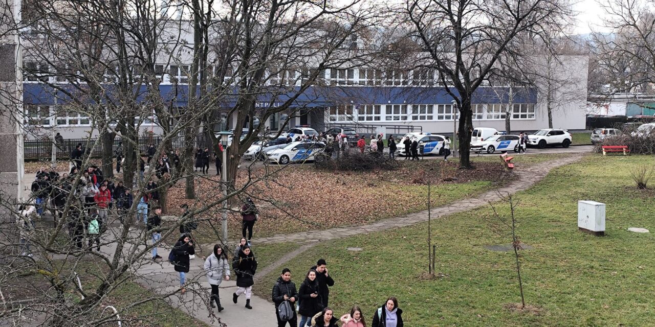 Ismét bombariadó van az iskolákban: több épületet kiürítettek