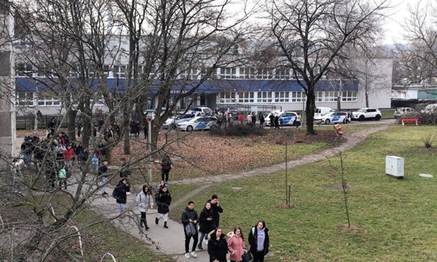 Ismét bombariadó van az iskolákban: több épületet kiürítettek