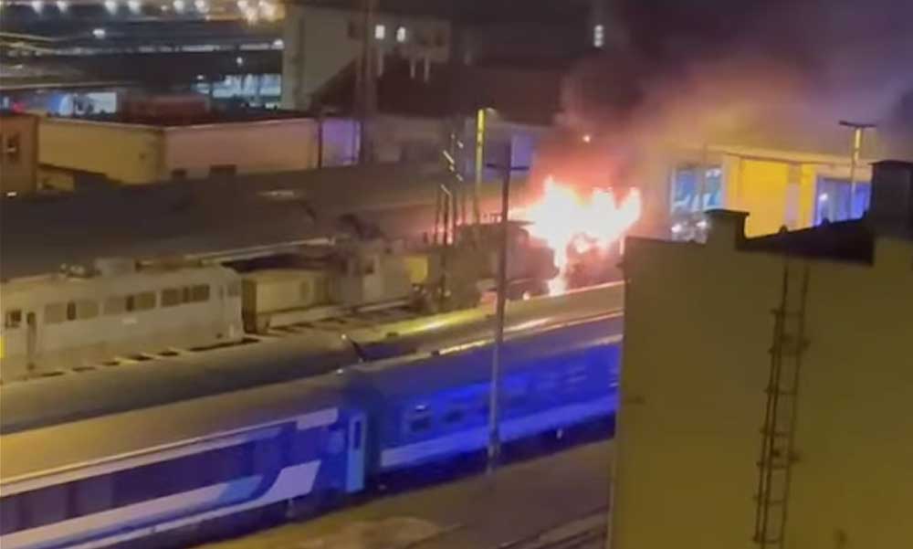 Kigyulladt egy mozdony a Keleti pályaudvaron, óriási lángokkal égett egy vonat, lezárták az egész pályaudvart, nagy erőkkel vonultak ki a tűzoltók