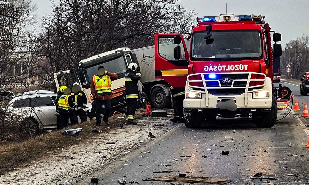 Súlyos baleset Zsámbéknál: autóval ütközött egy állatokat szállító kamion, több tehén elpusztult, teljesen lezárták az utat