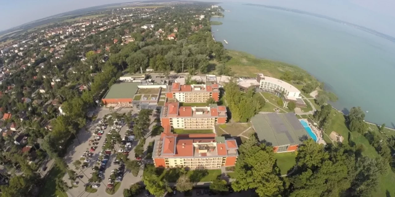 Dráma a balatoni szállodában: a vendég távozása után a takarítók vérbe úszó ágyat és fürdőszobát találtak