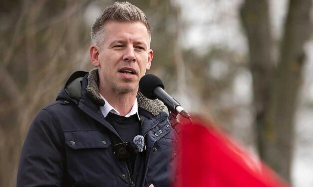 Rendőrt hívott a Tisza Párt aktivistáira a zsámbéki jegyző, a szomszéd faluban pedig egy Fidesz-szimpatizáns támadt a tiszásokra