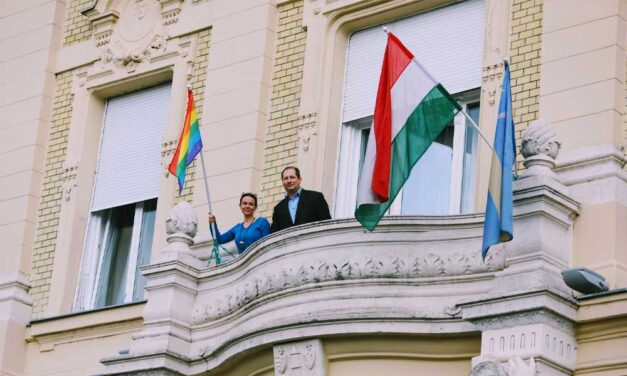 Kitűzték a szivárványzászlót a 3. kerület Polgármesteri Hivatalára, Novák Előd törvénnyel szedetné le a középületekről az LMBTQ-közösség jelképét