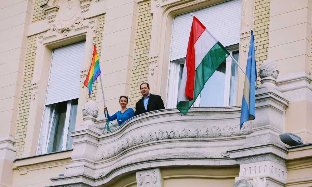 Kitűzték a szivárványzászlót a 3. kerület Polgármesteri Hivatalára, Novák Előd törvénnyel szedetné le a középületekről az LMBTQ-közösség jelképét