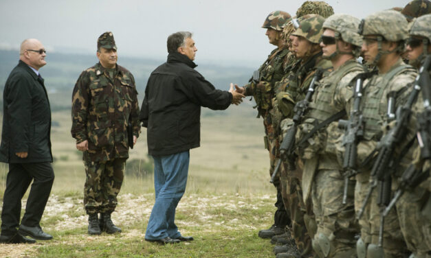 „Hősnek tekintjük a hölgyet” – mondta Orbán Viktor a honvédségi gyakorlaton mindkét kezét elveszítő kormánytisztviselőről