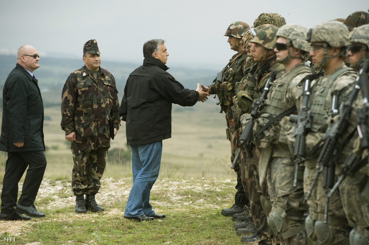 „Hősnek tekintjük a hölgyet” – mondta Orbán Viktor a honvédségi gyakorlaton mindkét kezét elveszítő kormánytisztviselőről