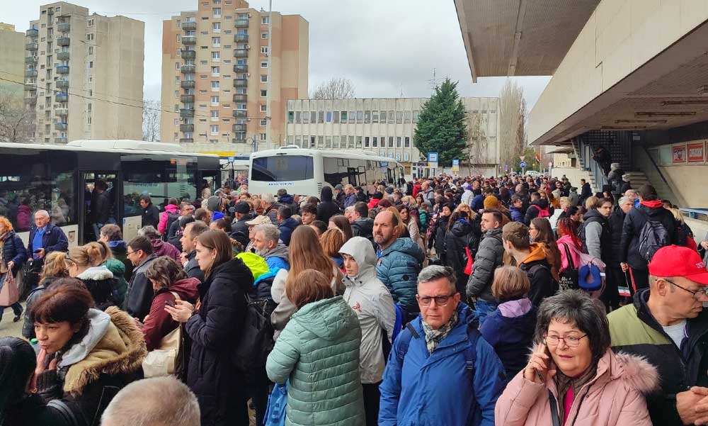 Káosz Szolnokon: a MÁV miatt többszáz tiszás ragadt a pályaudvaron, lemaradhatnak Magyar Péter beszédéről