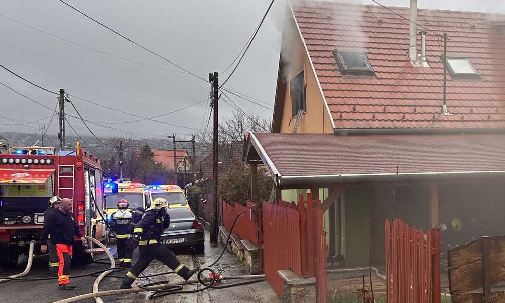 Kigyulladt egy ház Szentendrén, akkora volt a baj, hogy a polgármester is a helyszínre sietett