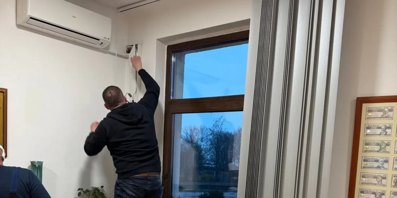 Lehallgatási botrány Balatonalmádiban: klímaszerelés közben, működő rejtett kamerát találtak a jegyző irodájában