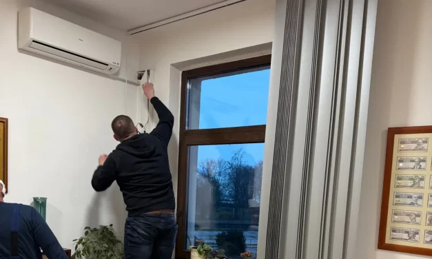 Lehallgatási botrány Balatonalmádiban: klímaszerelés közben, működő rejtett kamerát találtak a jegyző irodájában