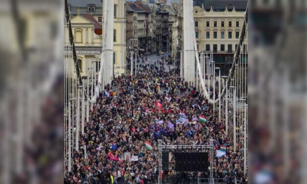 Több ezren tüntetnek a gyülekezési törvény miatt Budapesten: lezárták az Erzsébet hidat, a BKK járatai kerülő útvonalon járnak
