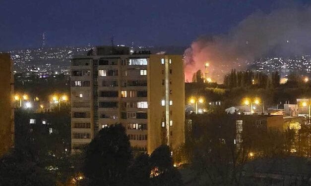 Tűz Rákosrendezőn: 800 négyzetméter állt lángokban, még hétfő reggel is oltották a tüzet, videó a cikkben