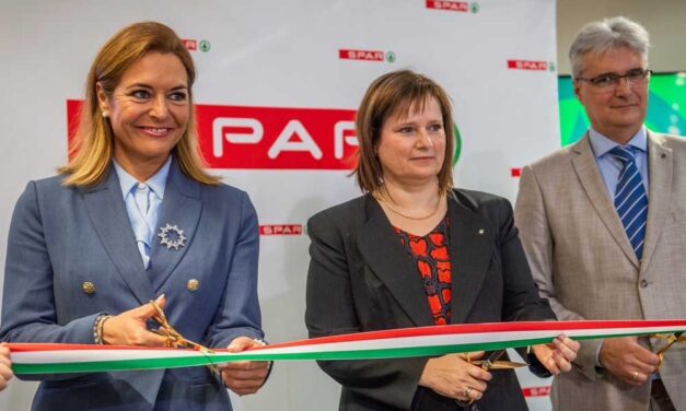 Bayer Zsolt a Spar bojkottjára szólított fel, a kormányszóvivő, Vitályos Eszter, most mégis Spar szupermarketet adott át Szentendrén