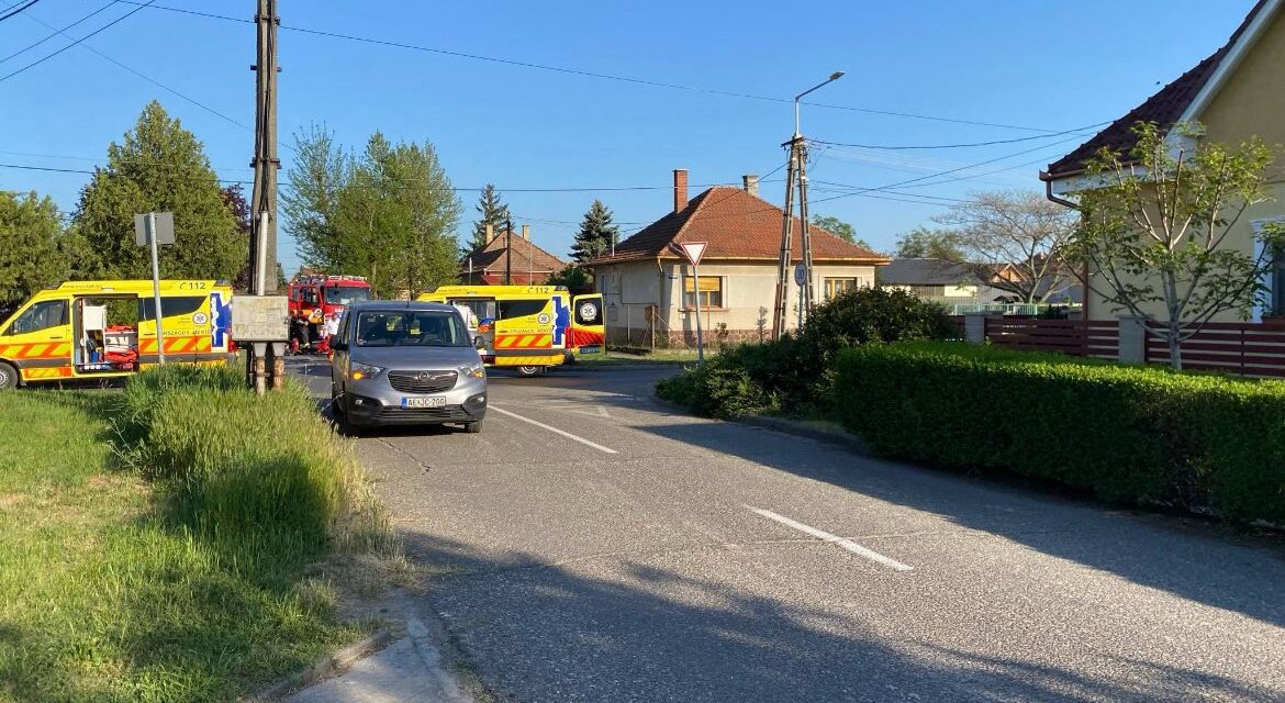 Autóval ütközött egy motorkerékpár Cegléden, helyszíni információk szerint a motoros meghalt