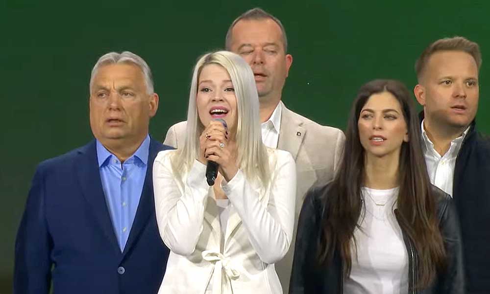 Elindult a fideszes Harcosok Klubja: Orbán Viktor Tóth Gabit is lecserélte, Muri Enikővel énekelte a Himnuszt a miniszterelnök