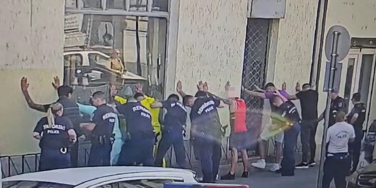 Tömegverekedés a Népszínház utcában: késsel támadtak a rendőrre a balhézók, fegyvert ragadott a őrmester