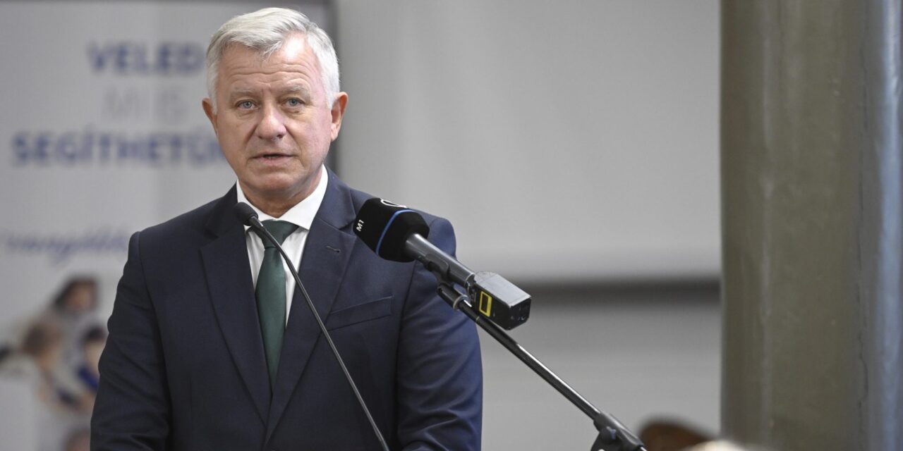 Elismerte a móri képviselő, hogy fia összebalhézott az élettársával, ezért állították elő a rendőrök: kábítószert is találtak az otthonukban
