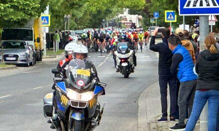 Mentőautó konvoj követte a száguldozó bringásokat Budapest környékén, rengetegen szurkoltak a Tour de Hongrie versenyzőinek