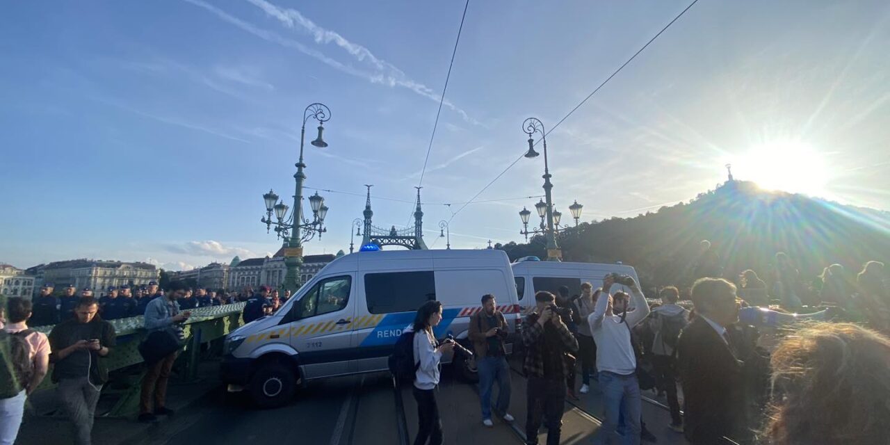 „Nem hagyjuk abba, Orbán takarodj” – több ezer ember tüntet Budapesten, a tömeg megpróbál átjutni Budára, a rendőrök ezt nem engedik