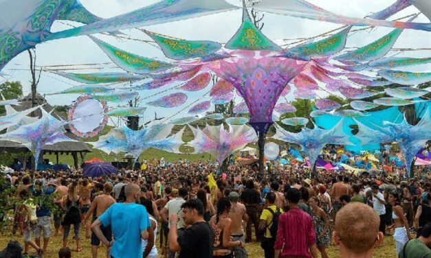 Tűz az Ozora Fesztiválon: több gázpalack felrobbant, egy ételbódé és 3 autó is kiégett