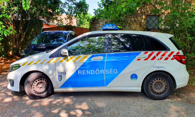 Rálőtt egy családi házra az agresszív férfi Gödön, majd késsel fenyegette a vonatra váró utasokat – videó a cikkben