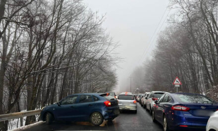 Hóhelyzet: megtelt Dobogókő és a Börzsöny, a szabélytalanul parkoló autósoktól járhatatlanok az utak