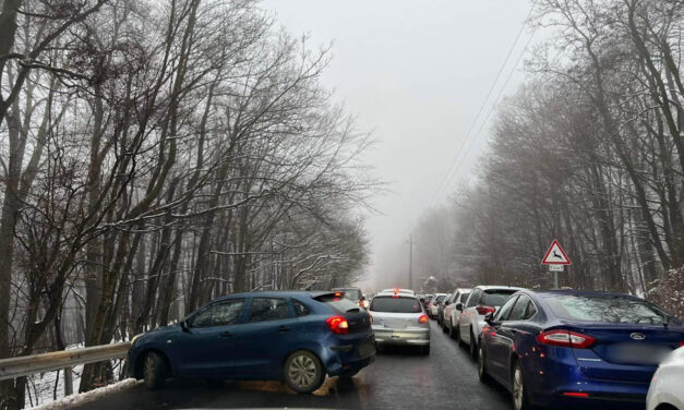 Hóhelyzet: megtelt Dobogókő és a Börzsöny, a szabélytalanul parkoló autósoktól járhatatlanok az utak