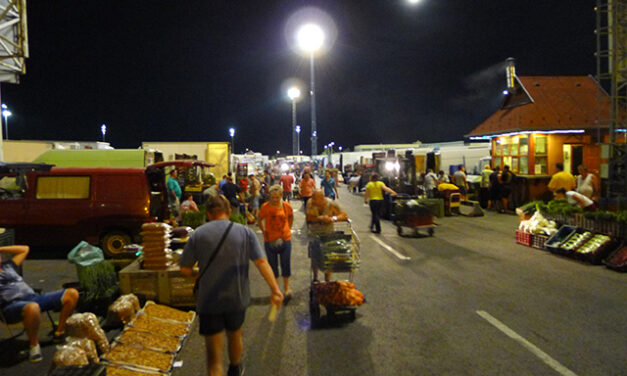 Razzia a Nagybani Piacon: illegális árusokra csapott le a NAV