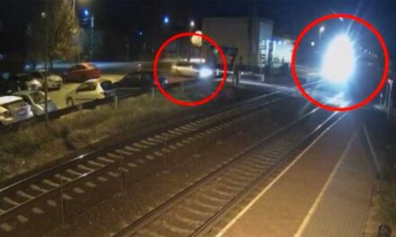 Videón a szentmártonkátai vonatbaleset: kikerülte az autós a lezárt sorompót, 5 fiatal szörnyethalt
