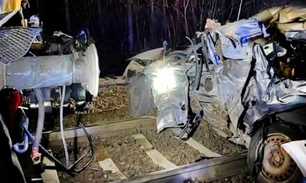 Tragédia Szentmártonkátán: kikerülte a lezárt sorompót a sofőr, öt fiatal halt meg a vonatbalesetben