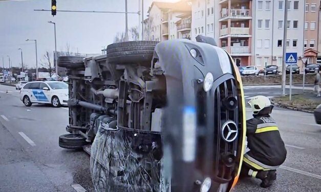 Különös mentőbaleset – az ütközéstől felborult a kékvillogót használó jármű