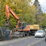 Őrület a 11-es főúton: az autósok órák óta ülnek a dugóban, egy sávon halad a forgalom Szentendrén