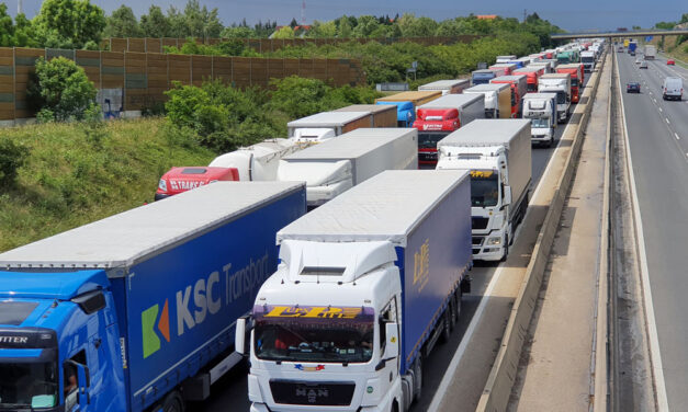 Óriási káosz várható hétfőn Budapesten: az útdíjemelések miatt tiltakoznak a fuvarozók, több száz kamion lepi el a fővárost – itt az útvonalterv