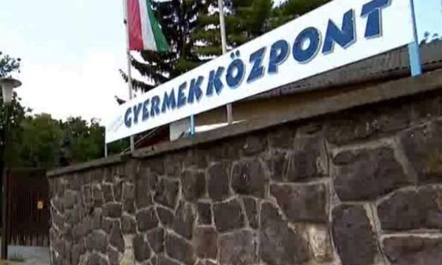 Újabb gyermekbántalmazás: előkerült a felvétel, amelyen  egy földön fekvő, fogyatékos fiút fojtogatnak a fóti gyermekotthonban