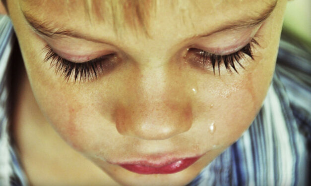 Magyar Péter újabb bánatalmazásokról szóló jelentést hozott nyilvánosságra: airsoft puskával lőttek az intézetis gyerekekről