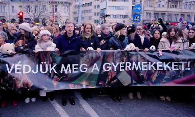 Rost Andreával és Borbély Alexandrával vonul Magyar Péter a Sándor-palotához, a „gyermekek mellett, az orbáni hazugség ellen” elnevezésű demonstárció élén