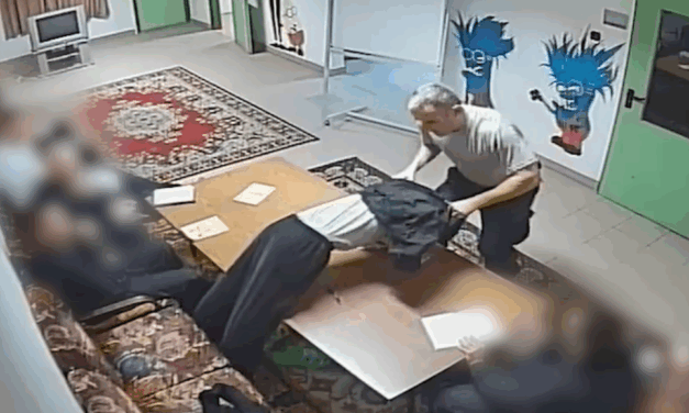 Újabb megrázó felvételek a Szőlő utcai bántalmazásokról: az igazgató kirángatott a padból egy fiatalt, majd rátaposott és belerúgott – videó a cikkben