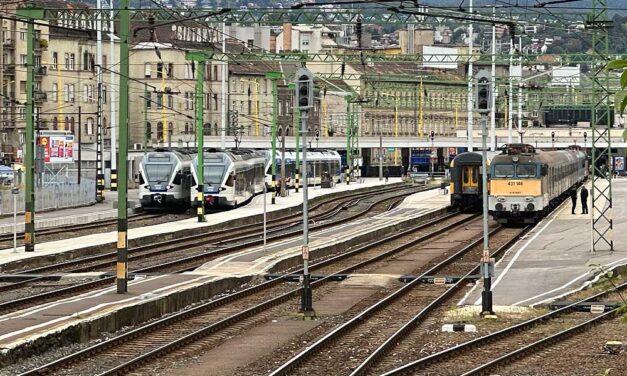 Nehezen indul a hét a MÁV-nál: váltóhiba a Déli pályaudvaron, gázolás Füzesabonynál