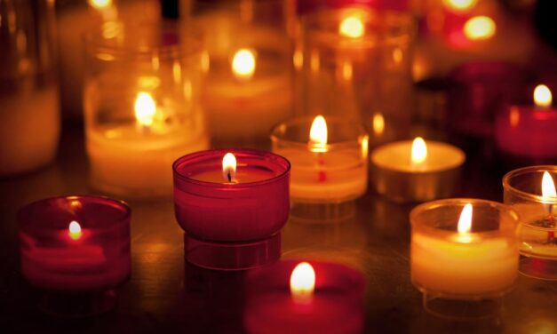 Kitűzték a fekete zászlót a Vörösmarty gimnáziumra: a diákok és a tanárok mécsesekkel emlékeznek Egressy Mátyásra, miközben a rendőrség továbbra is körözi a fiút