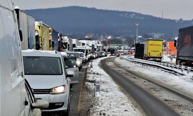 Teljesen leállt az M1-es autópálya forgalma Biatorbágy és Tatabánya között: hosszú sorokban állnak a kamionok