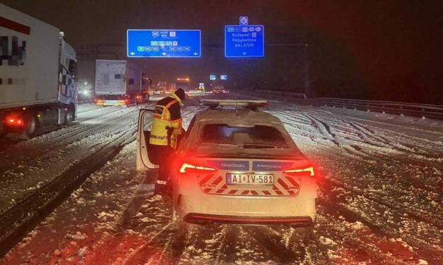 Kemény éjszaka az autópályákon: rendőrök mentették az elakadt kamionosokat, a hóhelyzet miatt átépítik a terelést az M1-esen